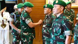 Danpusterad ketika memimpin acara sertijab dan tradisi satuan. (Dok. Penpusterad)