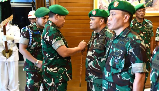 
					Danpusterad ketika memimpin acara sertijab dan tradisi satuan. (Dok. Penpusterad)