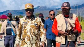 Bupati Pegunungan Arfak, Dominggus Saiba ketika meninjau lokasi. (Dok. Istimewa)