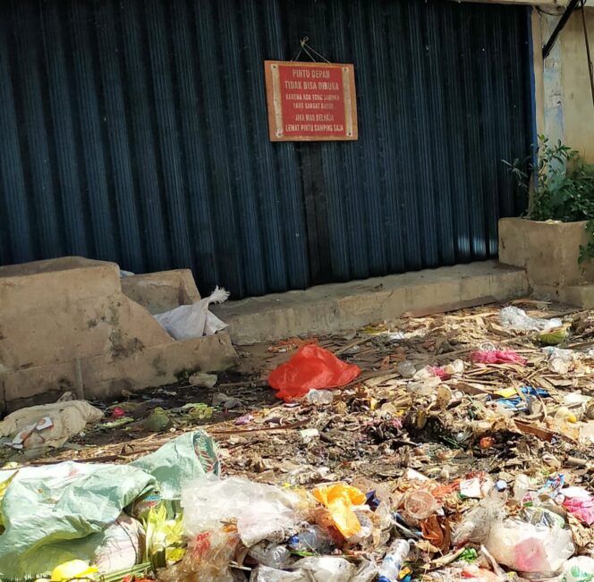 
					Ruko di Jl. Yos Sudarso Tembilahan Tutup Pintu Depan Gara-gara Sampah Berserakan