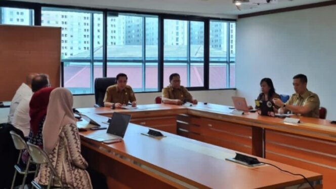 
					Audiensi The Global Fund Country Team bersama Komite Koordinasi Penanggulangan AIDS, Tuberkulosis, dan Malaria (ATM) Indonesia, Rabu (6/5), di Kantor Ditjen Bina Pembangunan Daerah Kemendagri. (Dok. Bina Bangda)