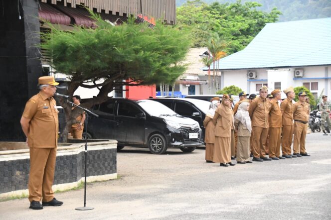 
					Sekdakab Tapteng Pimpin Apel Gabungan Pejabat Eselon II dan III : Tekankan Disiplin dan Semangat “Naik Kelas” Pascabencana