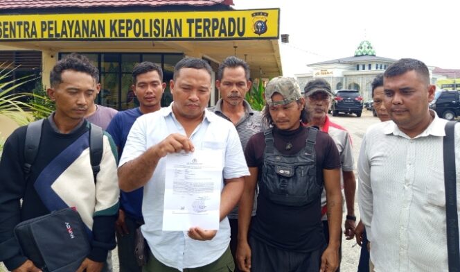 
					Keterangan foto: Ketua KNARA Kabupaten Inhu, Andi Irawan SE turut mendampingi para petani melaporkan pengancaman serta pengrusakan kebun milik petani ke Polres Inhu