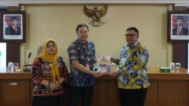 Pelaksanaan kegiatan fasilitasi penerapan, pelaporan, dan pengaduan masyarakat pelaksanaan Standar Pelayanan. (Dok. Bina Bangda)
