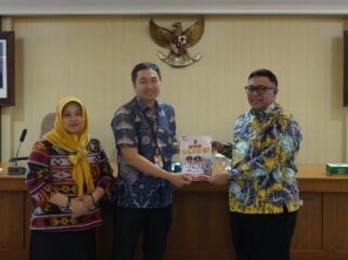 Pelaksanaan kegiatan fasilitasi penerapan, pelaporan, dan pengaduan masyarakat pelaksanaan Standar Pelayanan. (Dok. Bina Bangda)