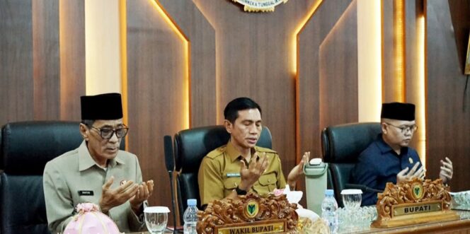 
					Ketua DPRD di Wakil Ketua II DPRD Kabupaten Batang Hari Menghadiri Rapat Paripurna