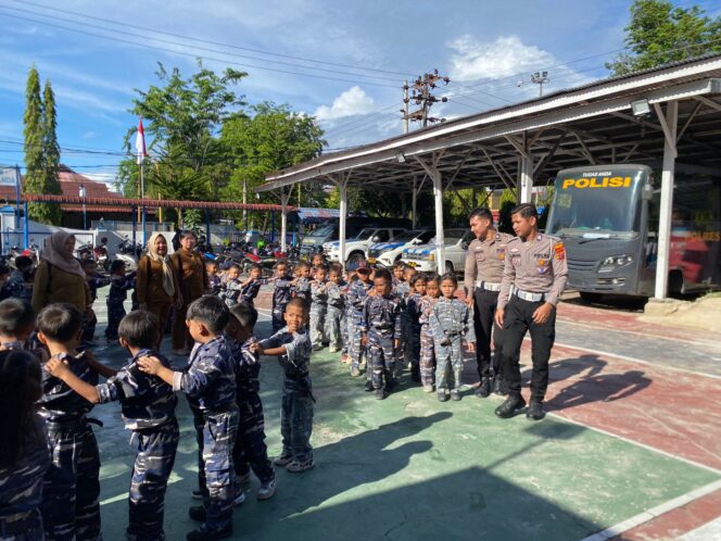 
					Satlantas Polres Sibolga terima kunjungan TK Negeri Oswald Siahaan melalui kegiatan Polantas Menyapa