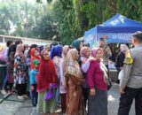 Jumat Berkah, Polisi Berikan Pengobatan dan Makan Gratis Kepada Ratusan Warga di Alun-Alun Soreang