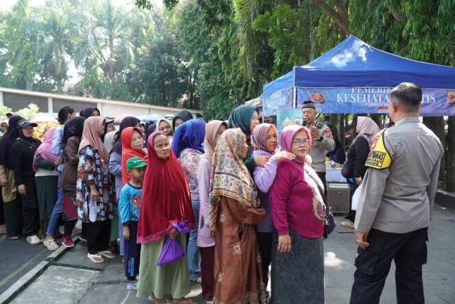 
					Jumat Berkah, Polisi Berikan Pengobatan dan Makan Gratis Kepada Ratusan Warga di Alun-Alun Soreang