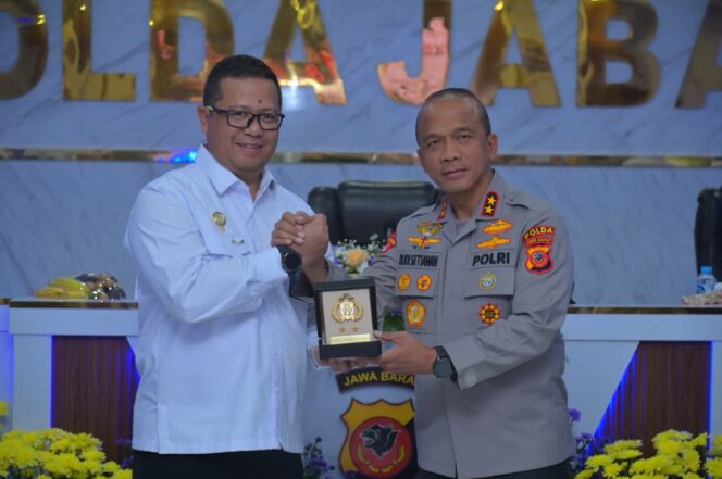 
					Sambut Kunjungan Setmilpres, Polda Jabar Paparkan Sukses Besar Operasi Ketupat Lodaya 2026, Angka Laka Lantas Turun Drastis 76 Persen