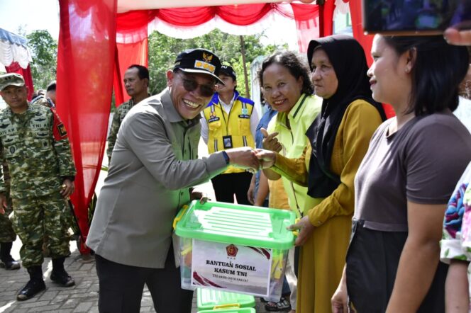 
					Bupati Tapteng dan Kasum TNI Tinjau Progres Infrastruktur dan Serahkan Bantuan Air Bersih di Tapteng