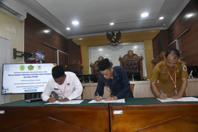 
					Tingkatkan Pelayanan Publik, Disdukcapil Tapteng, Kemenag dan Pengadilan Agama Pandan, Luncurkan Inovasi “One Day All Service”