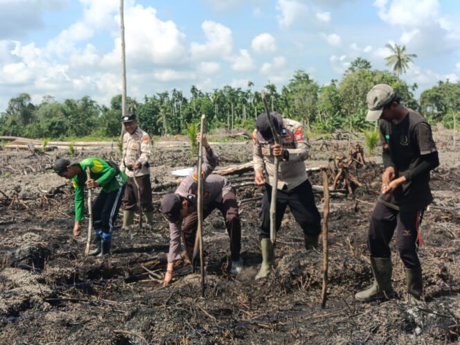 
					Polsek Sungai Batang Nandur Jagung Bersama Kelompok Tani Dukung Swasembada Pangan 2026