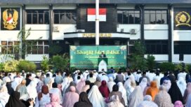 Danpusterad, Letjen TNI Mochamad Syafei Kasno ketika melaksanakan Sholat Idul Adha bersama keluarga besar Pusterad dan masyarakat, di Lapangan Markas Pusterad. (Dok, MEDIA INVESTIGASI/ Shendy)