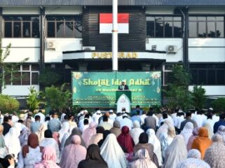 Danpusterad, Letjen TNI Mochamad Syafei Kasno ketika melaksanakan Sholat Idul Adha bersama keluarga besar Pusterad dan masyarakat, di Lapangan Markas Pusterad. (Dok, MEDIA INVESTIGASI/ Shendy)