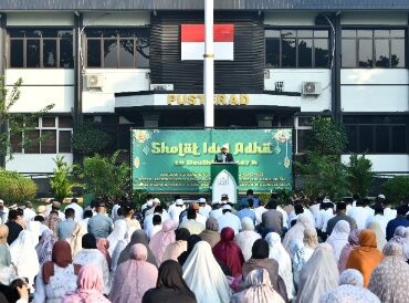 Danpusterad, Letjen TNI Mochamad Syafei Kasno ketika melaksanakan Sholat Idul Adha bersama keluarga besar Pusterad dan masyarakat, di Lapangan Markas Pusterad. (Dok, MEDIA INVESTIGASI/ Shendy)