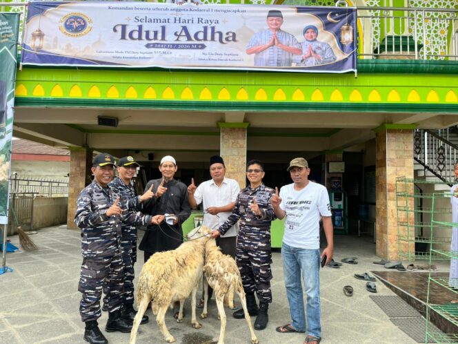 
					Koderal I Belawan Laksamana Muda Deny Septiana Qurban 6 Ekor Kambing di Desa Limau Manis dan Desa Medan Sinembah