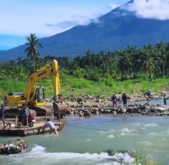 
					Alat Berat di Jembatan Anduriang (Foto Dok istimewa)