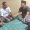 Foto tangkapan layar dari video viral yang beredar tentang pengembalian uang oleh perangkat Desa Peunaron Baru kepada Warsito. 