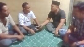 Foto tangkapan layar dari video viral yang beredar tentang pengembalian uang oleh perangkat Desa Peunaron Baru kepada Warsito. 