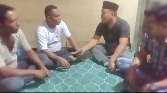 
					Foto tangkapan layar dari video viral yang beredar tentang pengembalian uang oleh perangkat Desa Peunaron Baru kepada Warsito. 