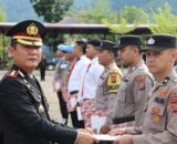 Apresiasi Kinerja Jajaran, Kapolres Tapteng Berikan Penghargaan Kepada Personel Berprestasi