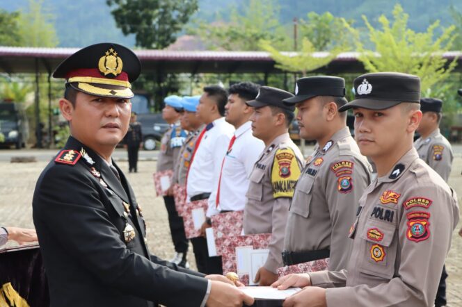 
					Apresiasi Kinerja Jajaran, Kapolres Tapteng Berikan Penghargaan Kepada Personel Berprestasi