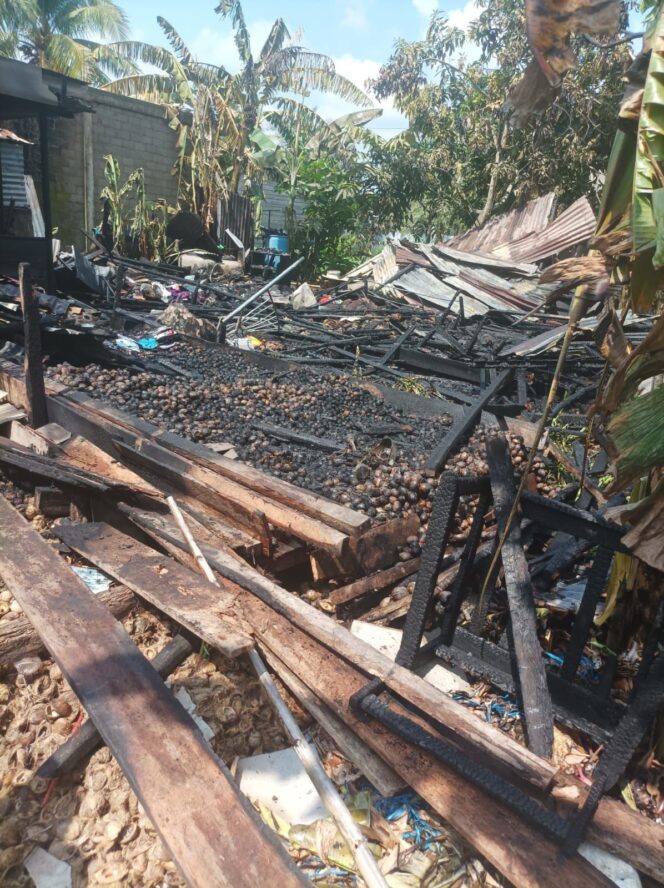 
					Diduga Korsleting Listrik, Dua Rumah Warga di Seberang Tembilahan Hangus Terbakar