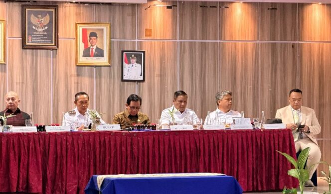 
					Dirjen Bina Bangda Kemendagri Restuardy Daud ketika menghadiri FGD penyusunan rencana induk pembangunan daerah Tapanuli Utara. (Dok. Bina Bangda)