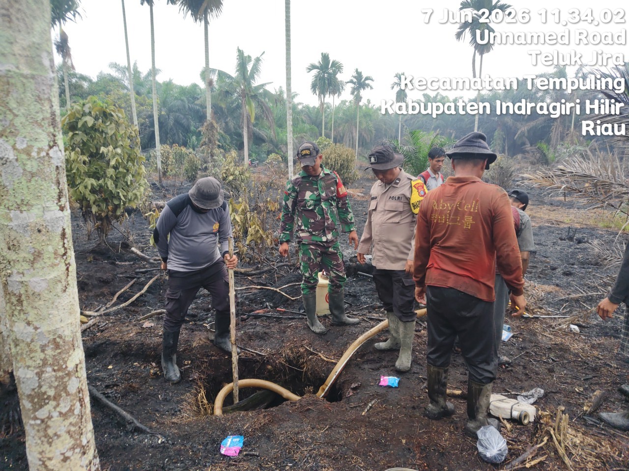Kompak, Polsek Tempuling, Koramil 03/Tempuling, Pemdes Teluk Jira dan MPA Bahu-Membahu Atasi Karhutla