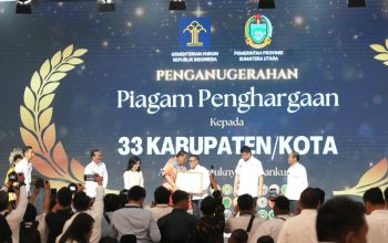 Bupati Tapanuli Tengah Terima penghargaan dari Kementerian Hukum atas Dukungan Dan Komitmennya Dalam Memperluas Akses Keadilan Bagi Masyarakat