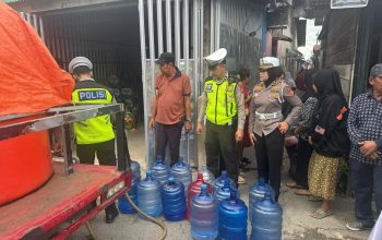 Polres Inhil Gelar Bakti Sosial Pembagian Air Bersih Sambut Hari Bhayangkara ke-80 Tahun 2026