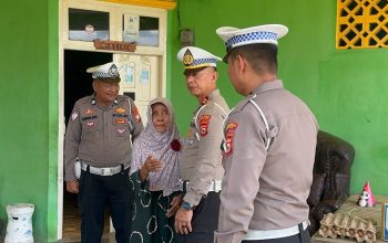 Sambut HUT Bhayangkara ke-80, Satlantas Polres Soppeng Datangi Warakawuri yang Sakit: Pengabdian Tak Berhenti di Jalan Raya