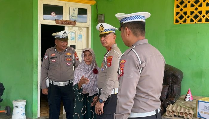 Sambut HUT Bhayangkara ke-80, Satlantas Polres Soppeng Datangi Warakawuri yang Sakit: Pengabdian Tak Berhenti di Jalan Raya