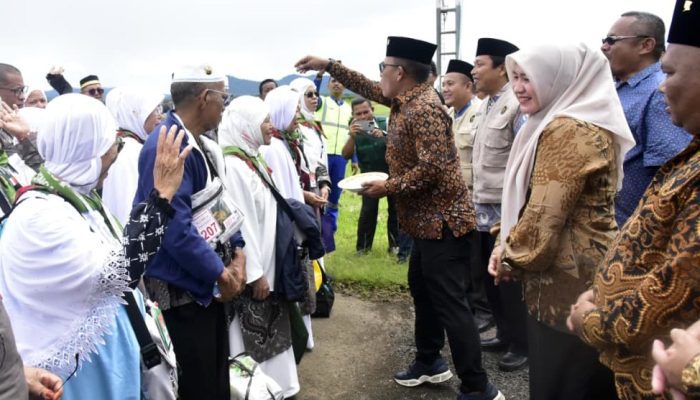 Sambut Kepulangan Jamaah Haji Tapteng, Bupati Masinton Pasaribu Mengajak Para Jamaah Untuk Menjadi Penggerak Kegiatan Keagamaan