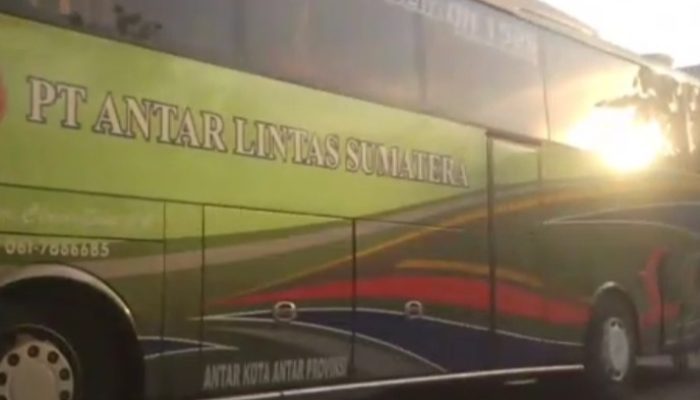 Ditelantarkan 5 Jam Demi Antre Solar di Lahat, Penumpang Bus ALS Protes
