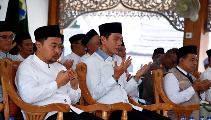 Ketua Dewan Rahmad Hasrofi Menyambut Kedatangan Para Jama’ah Haji Batang Hari