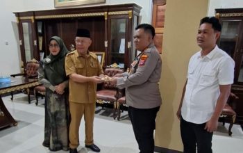 Kapolres Banggai Kepulauan AKBP Ronaldus Karurukan, S.I.K.,Beri Kejutan Ulang Tahun Bupati Bangkep Rusly Moidady, S.T., M.T., AIFO Yang Ke 57 Tahun