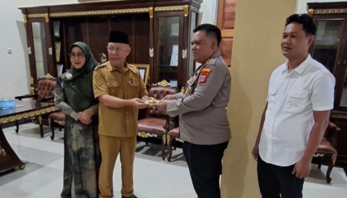 Kapolres Banggai Kepulauan AKBP Ronaldus Karurukan, S.I.K.,Beri Kejutan Ulang Tahun Bupati Bangkep Rusly Moidady, S.T., M.T., AIFO Yang Ke 57 Tahun