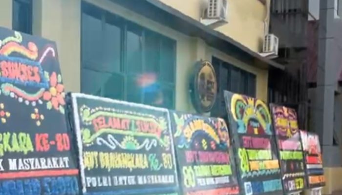 Halaman Mapolres Soppeng Dipenuhi Karangan Bunga, Bukti Dukungan Luas pada Hari Bhayangkara ke-80