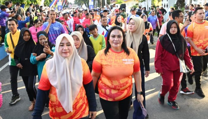 Semarakkan HUT APKASI ke-20 dan HUT Deli Serdang ke-80, Ketua TP PKK Tapteng Ikuti Funwalk Di Alun-Alun Pemda Deli Serdang