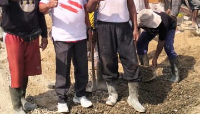 H. Wigiono Gunakan Dana Pribadi untuk Cor Jalan, Ikut Gotong Royong Bersama Warga Timpeh