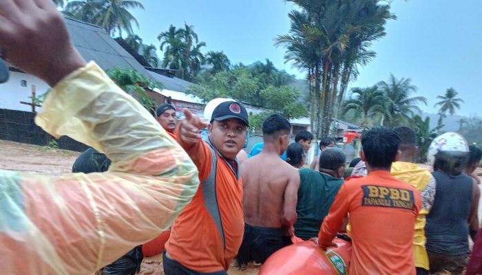 Gerak Cepat, Tim Gabungan BPBD Tapanuli Tengah Evakuasi Warga Terdampak Banjir di Empat Kecamatan