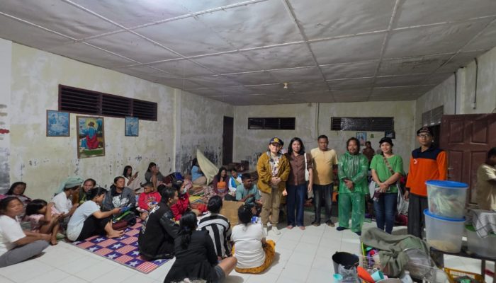 Dinkes Tapteng Buka Posko Kesehatan Di Pengungsian Gereja HKBP Sipange, Salurkan Obat Dan Logistik