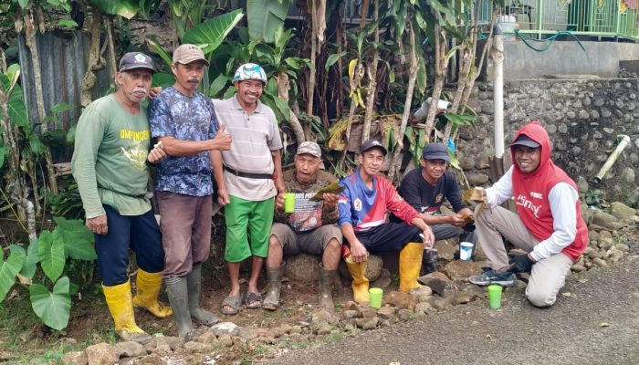 Semangat Swadaya Warga Umpungeng, Gotong Royong Perbaiki Jalan Rusak di Dusun Jolle