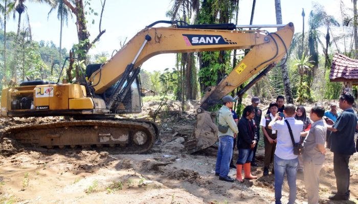 BNPB Bersama Pemkab Tapanuli Tengah Bergerak Cepat : Kerahkan 4 unit Alat Berat Normalisasi Sungai Silaga-laga