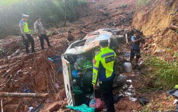 Satu Unit Minibus Masuk Jurang 60 Meter di Sitahuis Tapteng, Pengemudi Mengalami Luka Berat