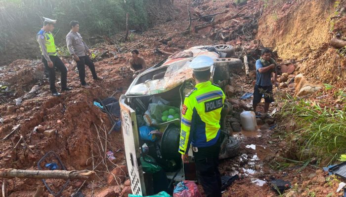 Satu Unit Minibus Masuk Jurang 60 Meter di Sitahuis Tapteng, Pengemudi Mengalami Luka Berat