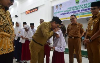 ‎Ratusan Siswa Tersenyum Bahagia, Pemkab dan BAZNAS Padang Pariaman Salurkan Bantuan Pendidikan untuk 3.574 Mustahik