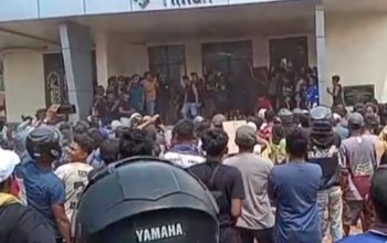 Demo Penambang Berujung Ricuh, Kantor PT Timah di Gantung Terbakar; Tuntutan Tata Niaga Timah Jadi Sorotan